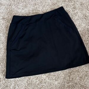 Tail black skort.